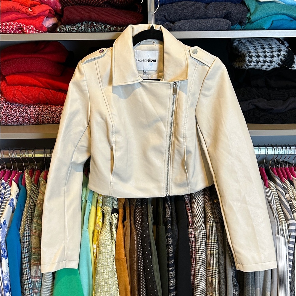 Fashion Nova cream 2 pocket faux leather cropped moto jacket size S NWOT